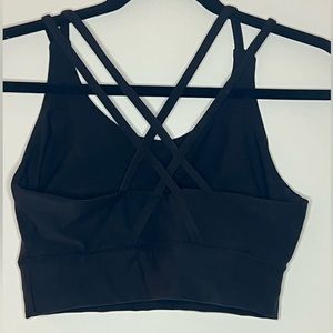 Sports bra with racerback crossed straps